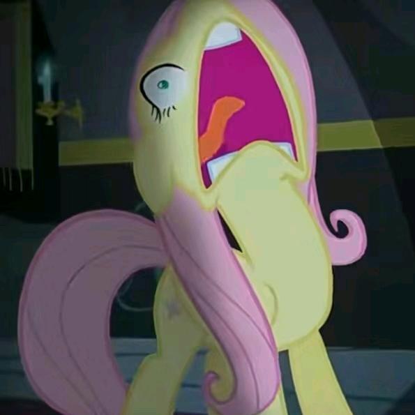 在停车场骑老人