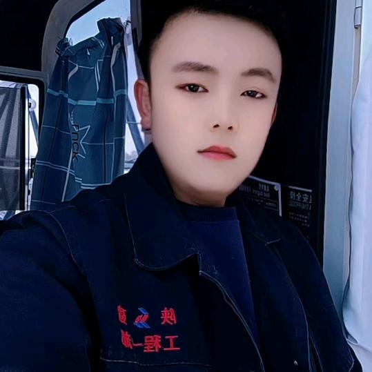 开塔吊的小哥哥