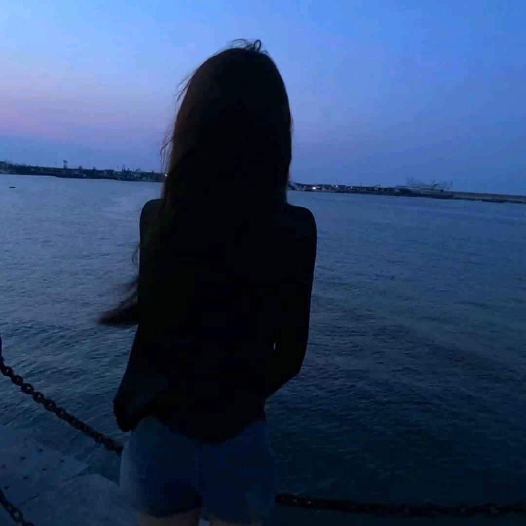 小露^
