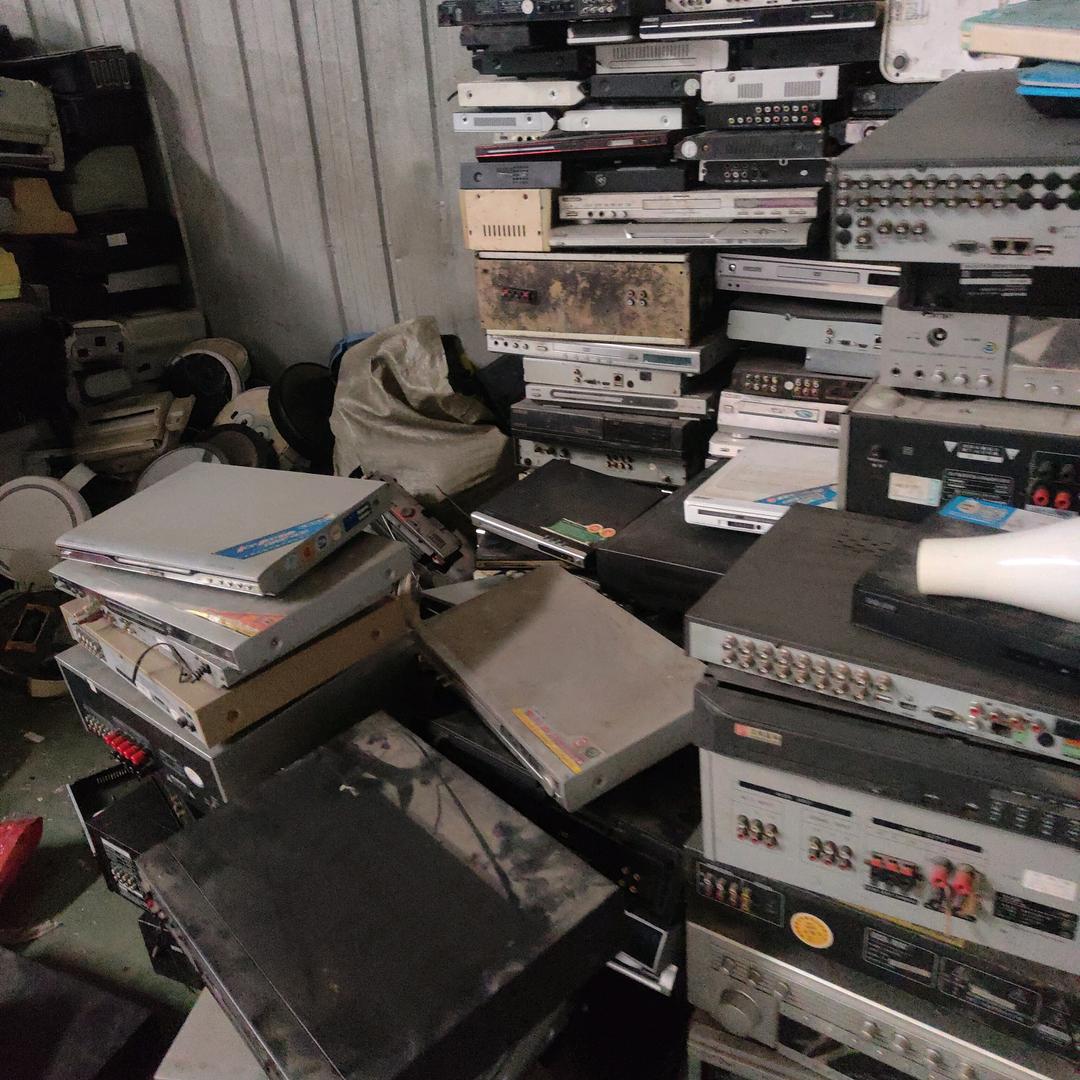 回收各种电子产品，主机，液晶显示屏，废铁