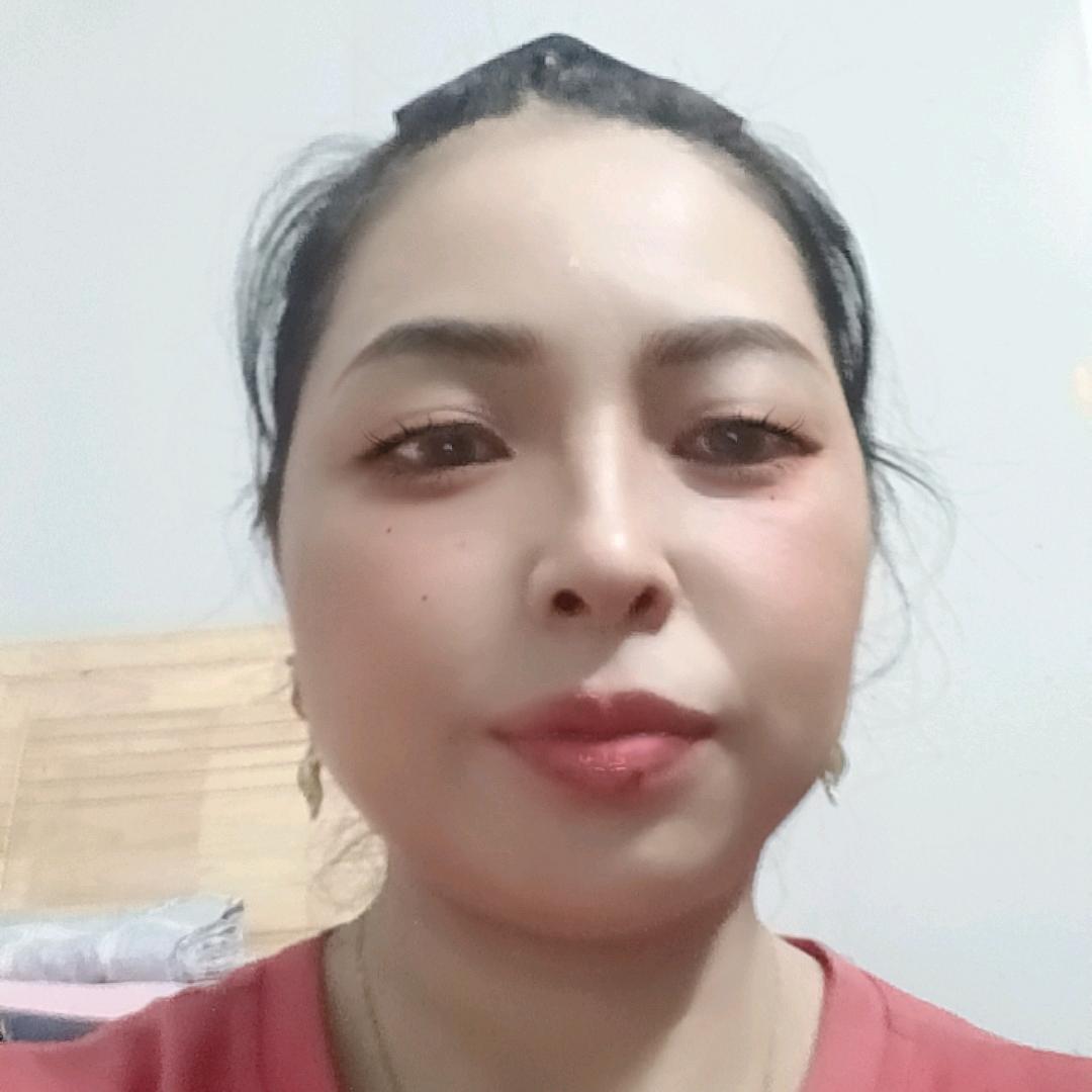 何姐，聊天主播，晚上八点开播