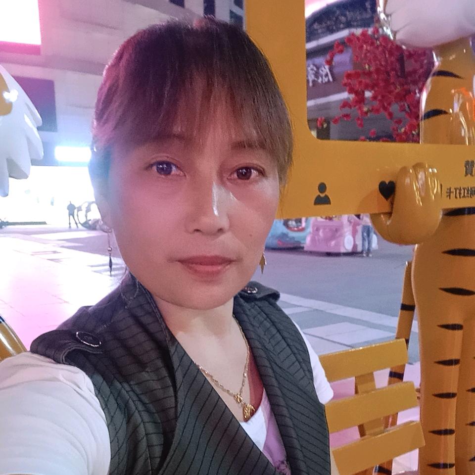 恋菊，一九七一年农历九月金猪，