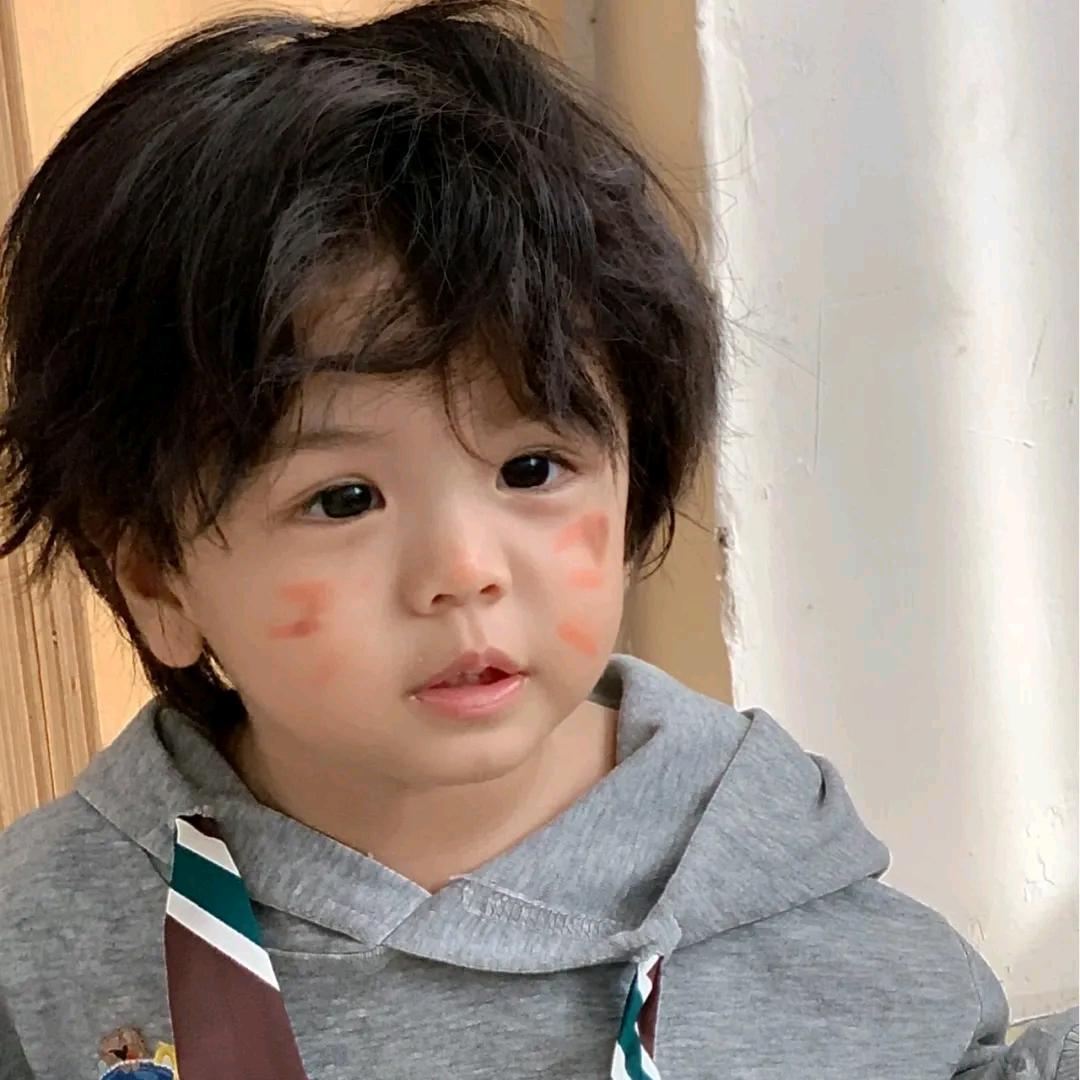 双手插兜的哆哆