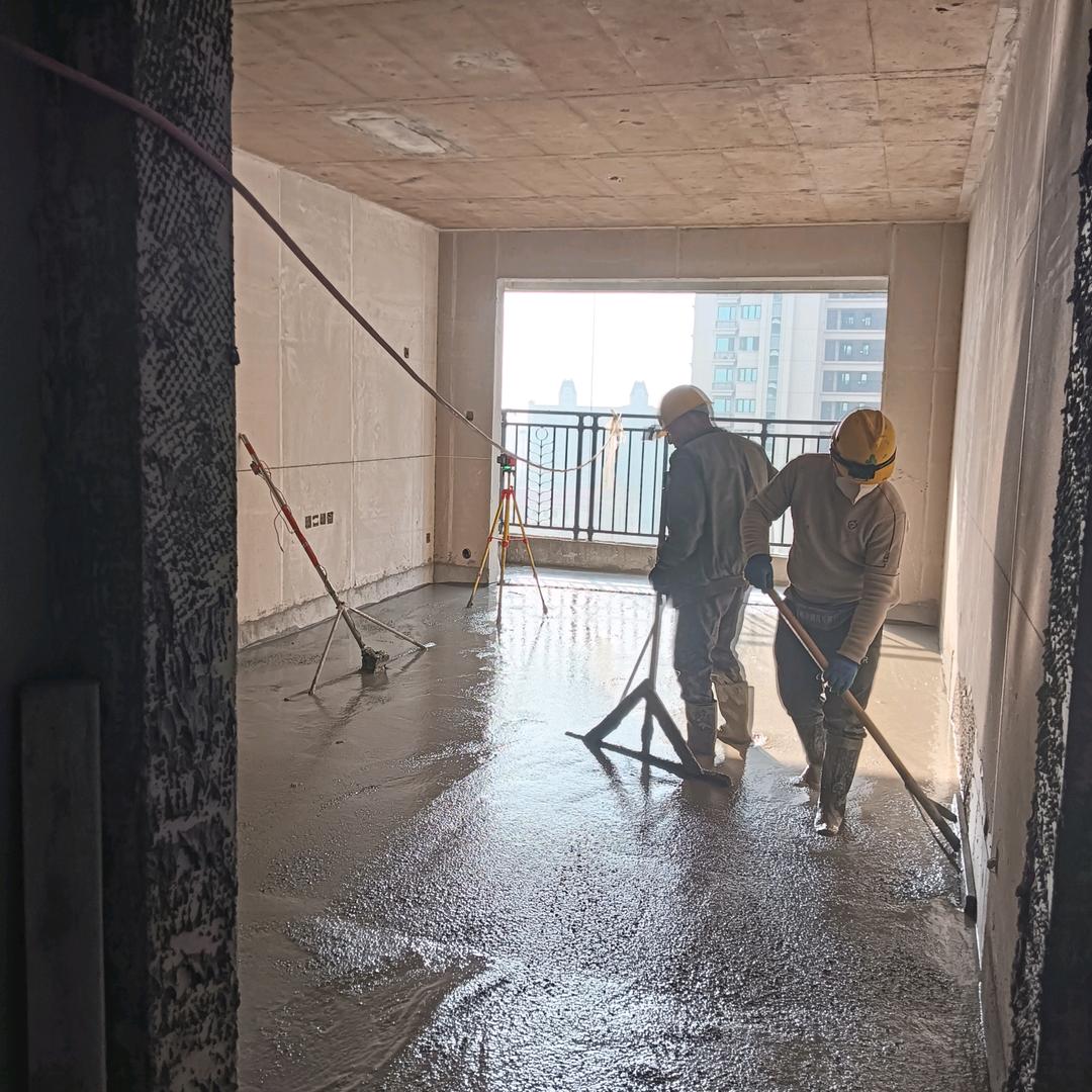 在工地忙碌的人