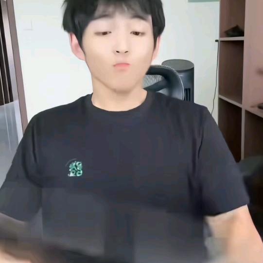 蚂蚱（不反林七岁）