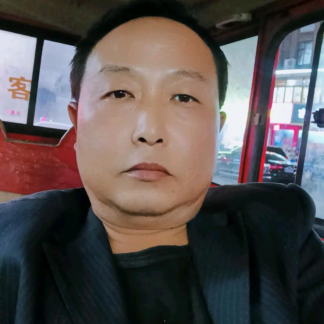 单身大哥玩抖音。