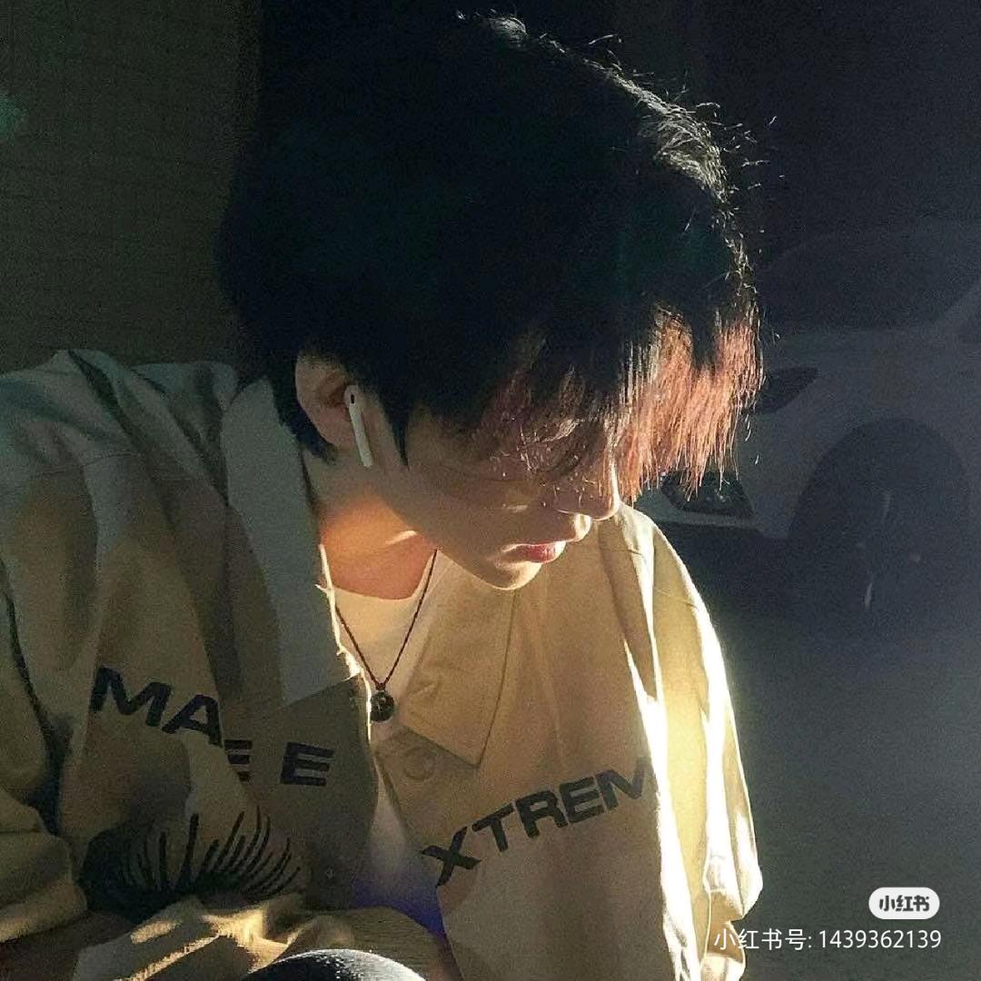 （：）