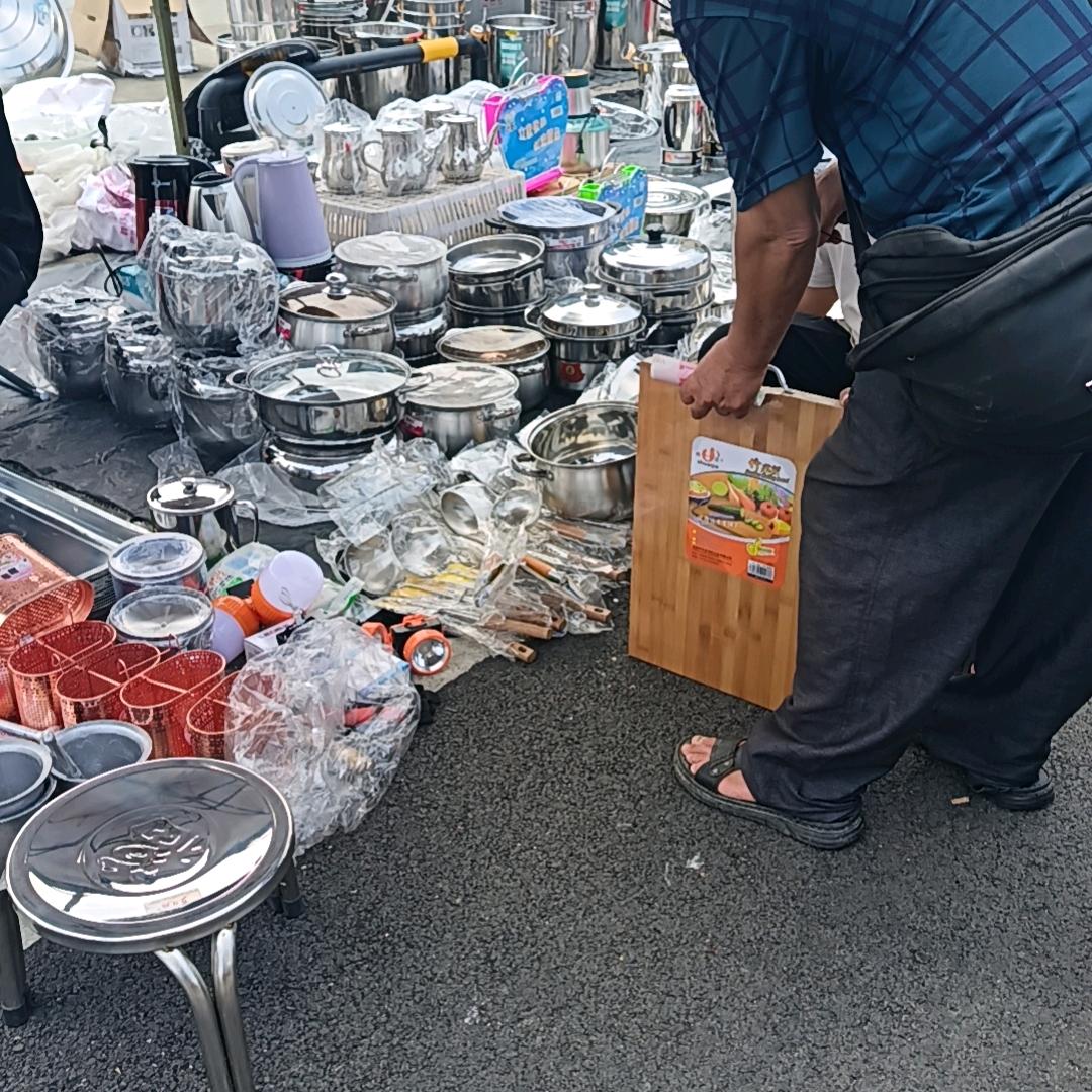 跑江湖;地摊华哥