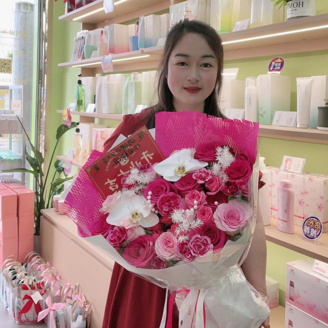 小金轻素栖花里