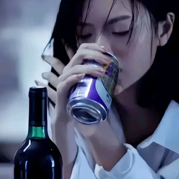 伤心的人就喝酒