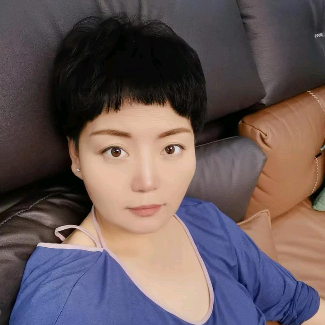 云己书店老板娘