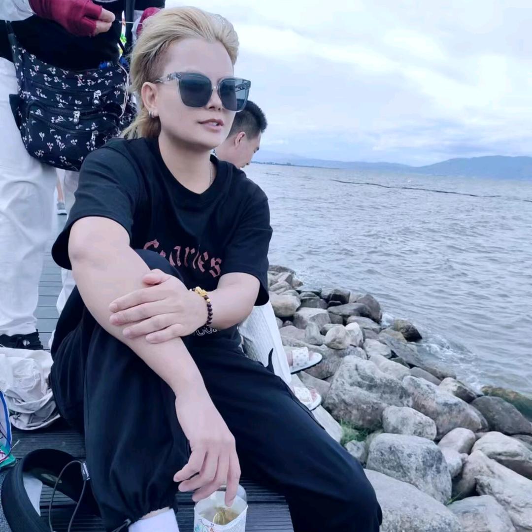 摆地摊-的小蜜蜂