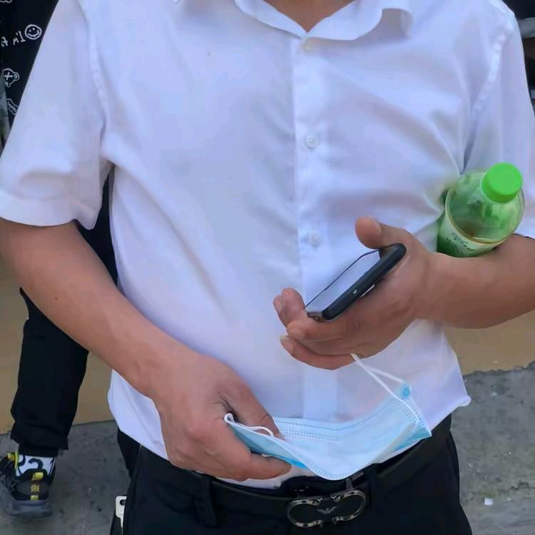 走路带风的男人