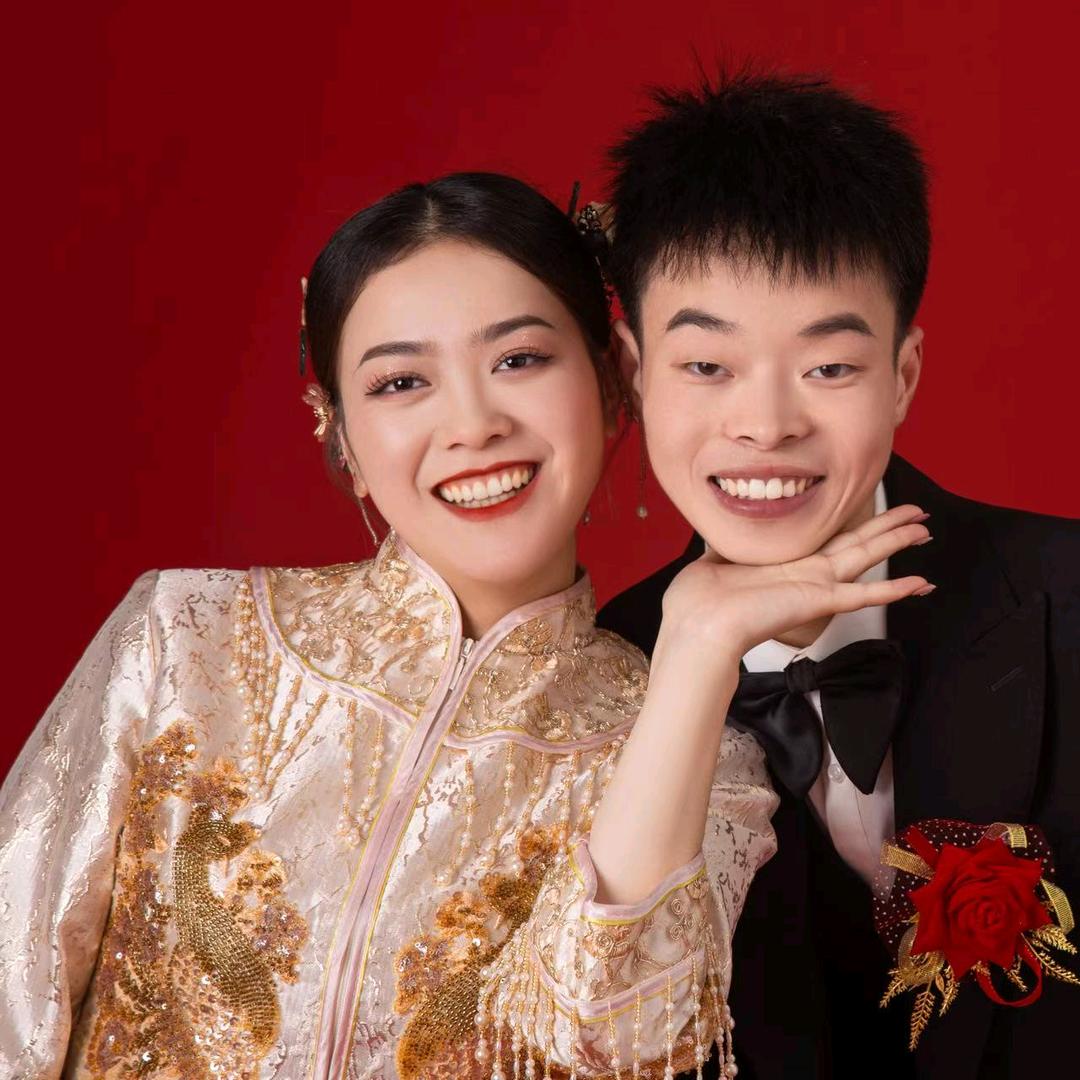 眯眯眼的小琴妹