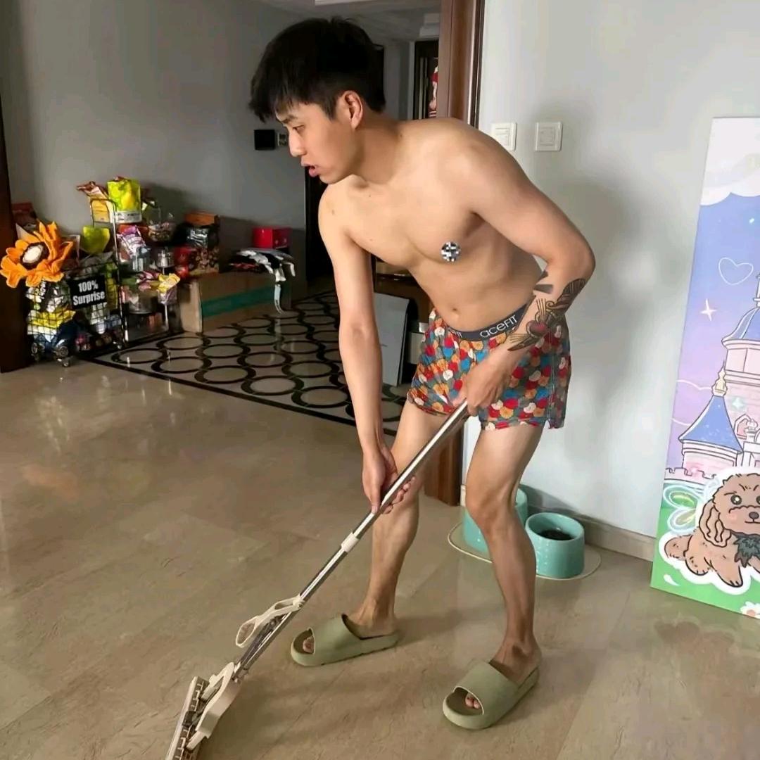 在公共厕所拉屎刚蹲下就碰到草莓塔尖尖