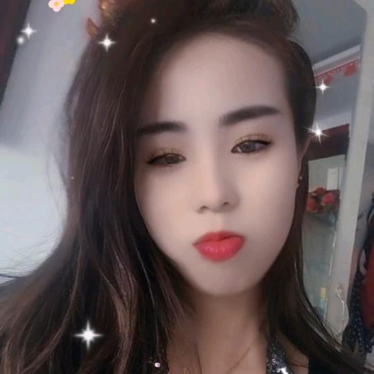灯光下的小女孩梅梅