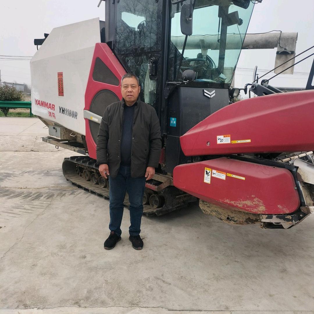 专业收割小麦水稻