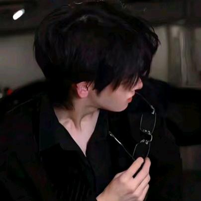 吃糖大队长（藍❤️桉）