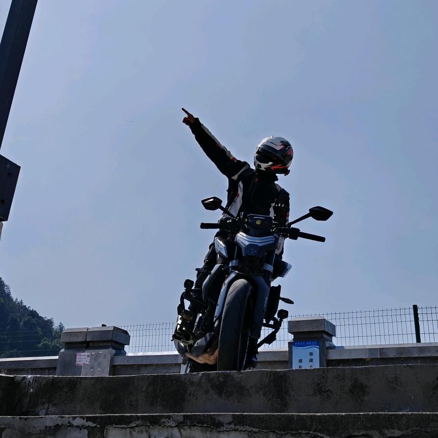 朱浩男机车独行侠，连赞拉黑