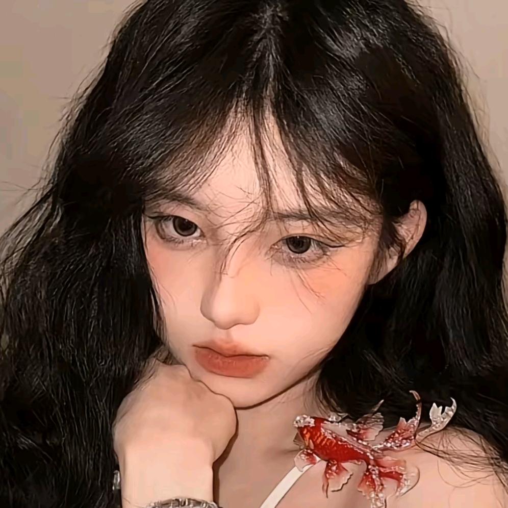 玩泥巴的小女孩