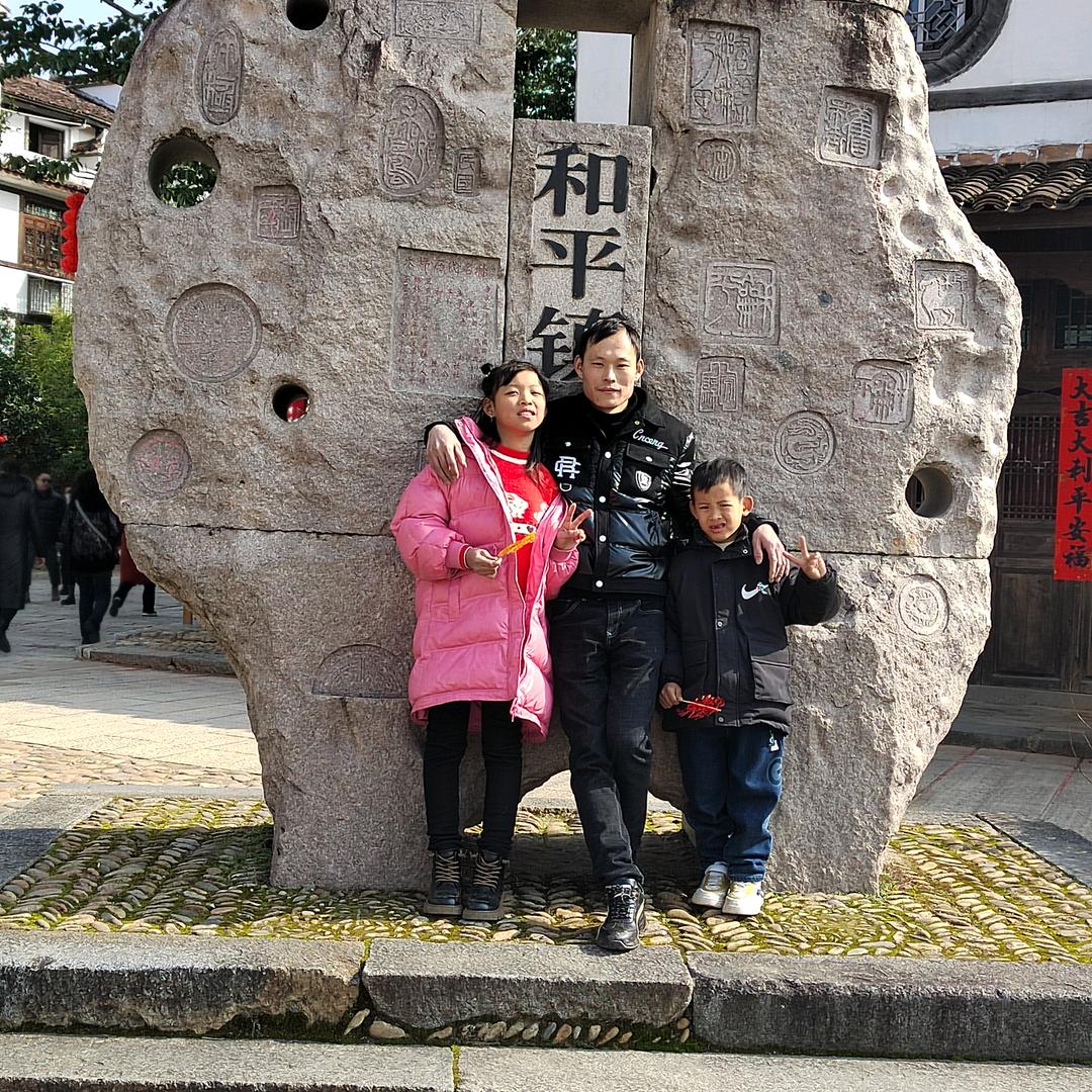 网约车司机马路上奔跑的马