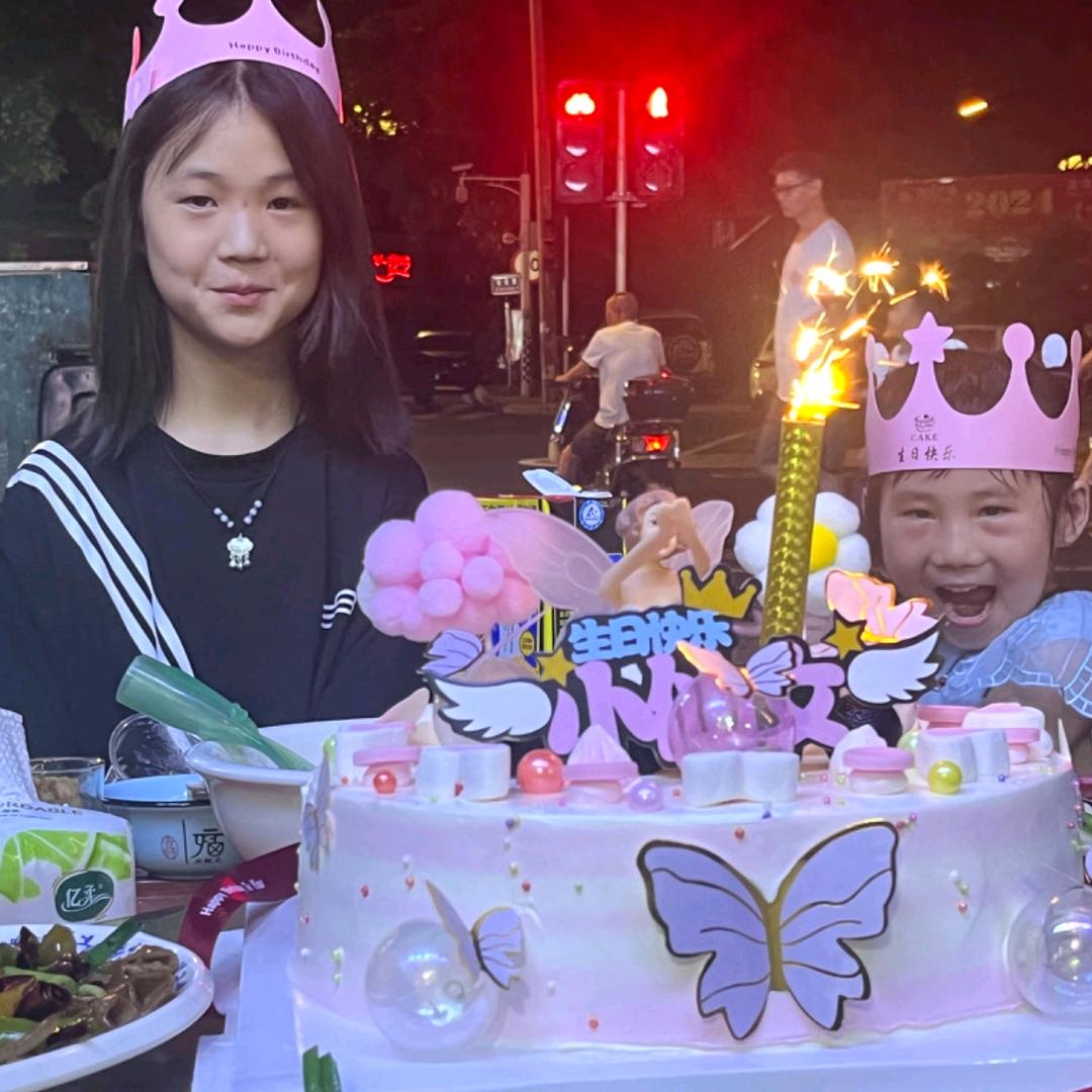 梦红哥，和小女儿相依为命以后i就没有妈妈