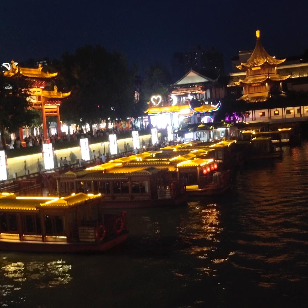 微笑只是个表情  与快乐无关 ！！