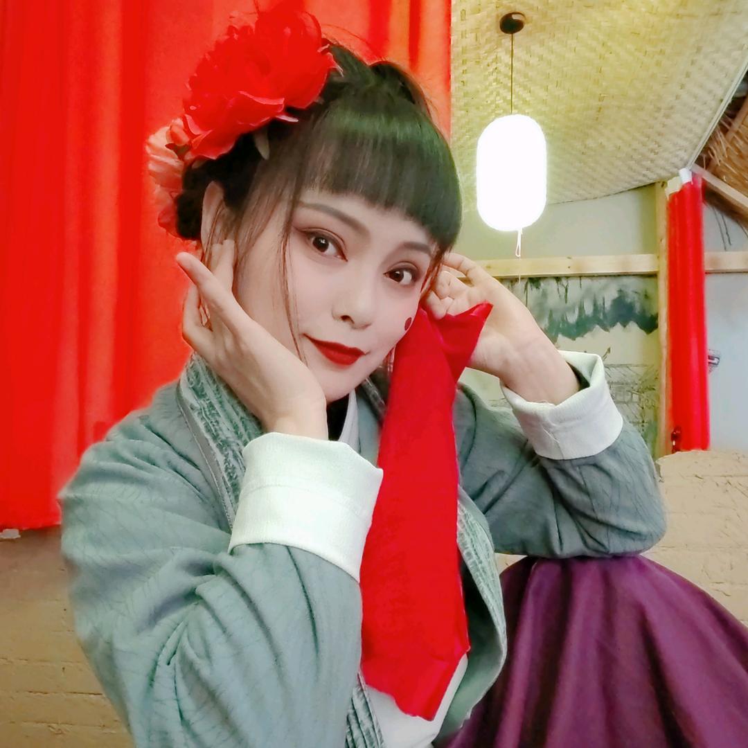 漫葡小镇演艺花妈妈