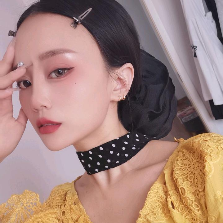 ↘此女人妩媚