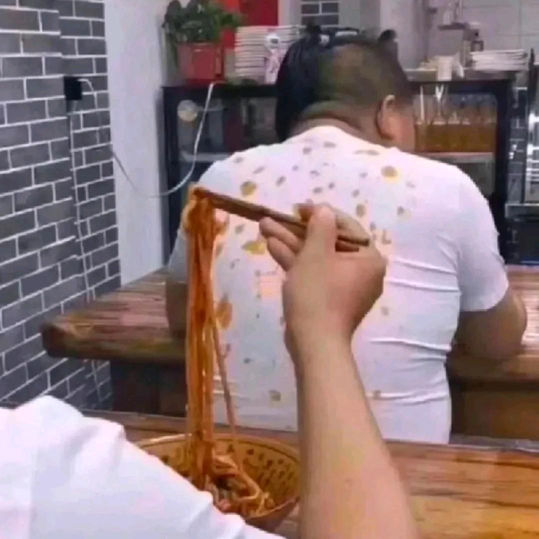 喊dj把音乐关一下我接个电话