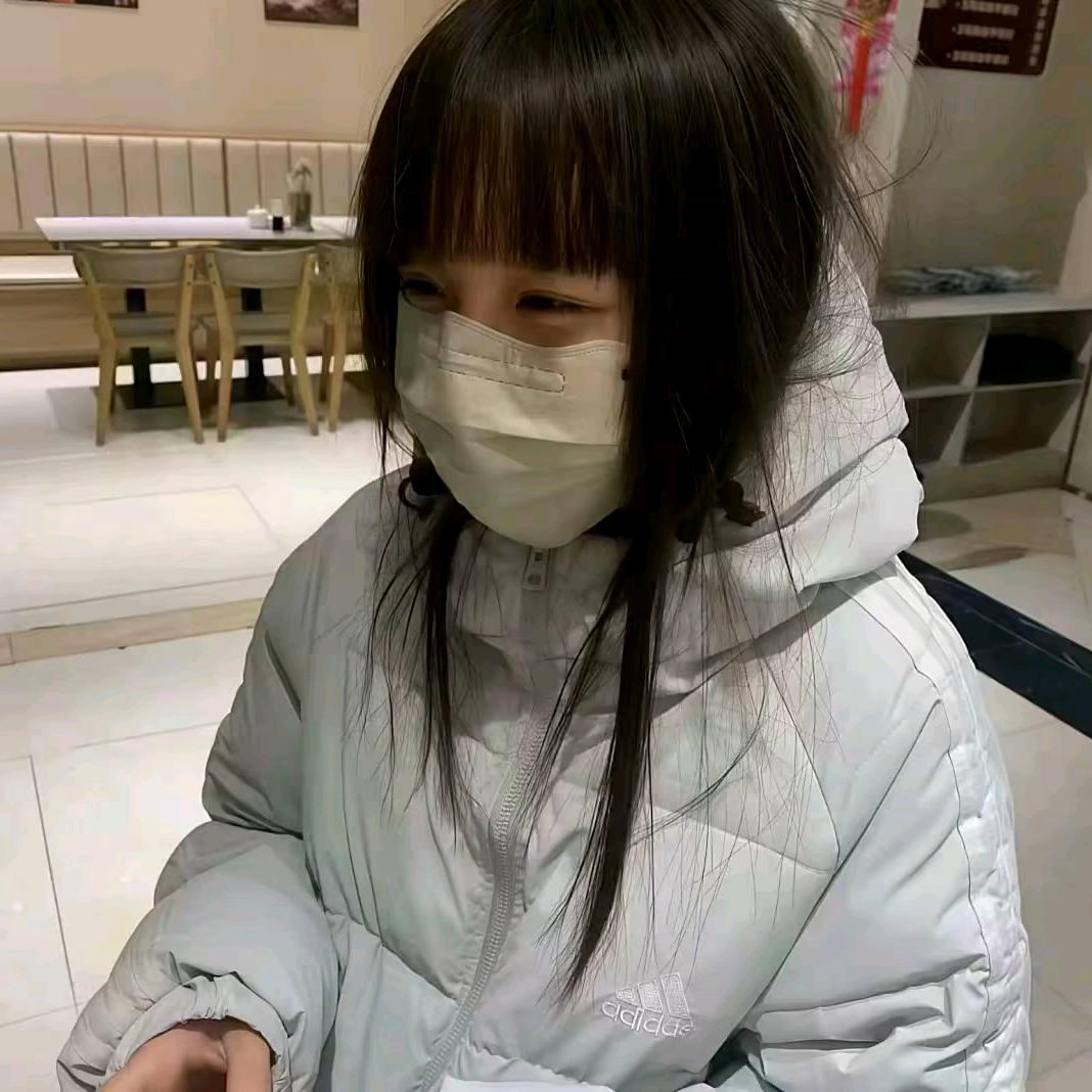 齐刘海缺牙.