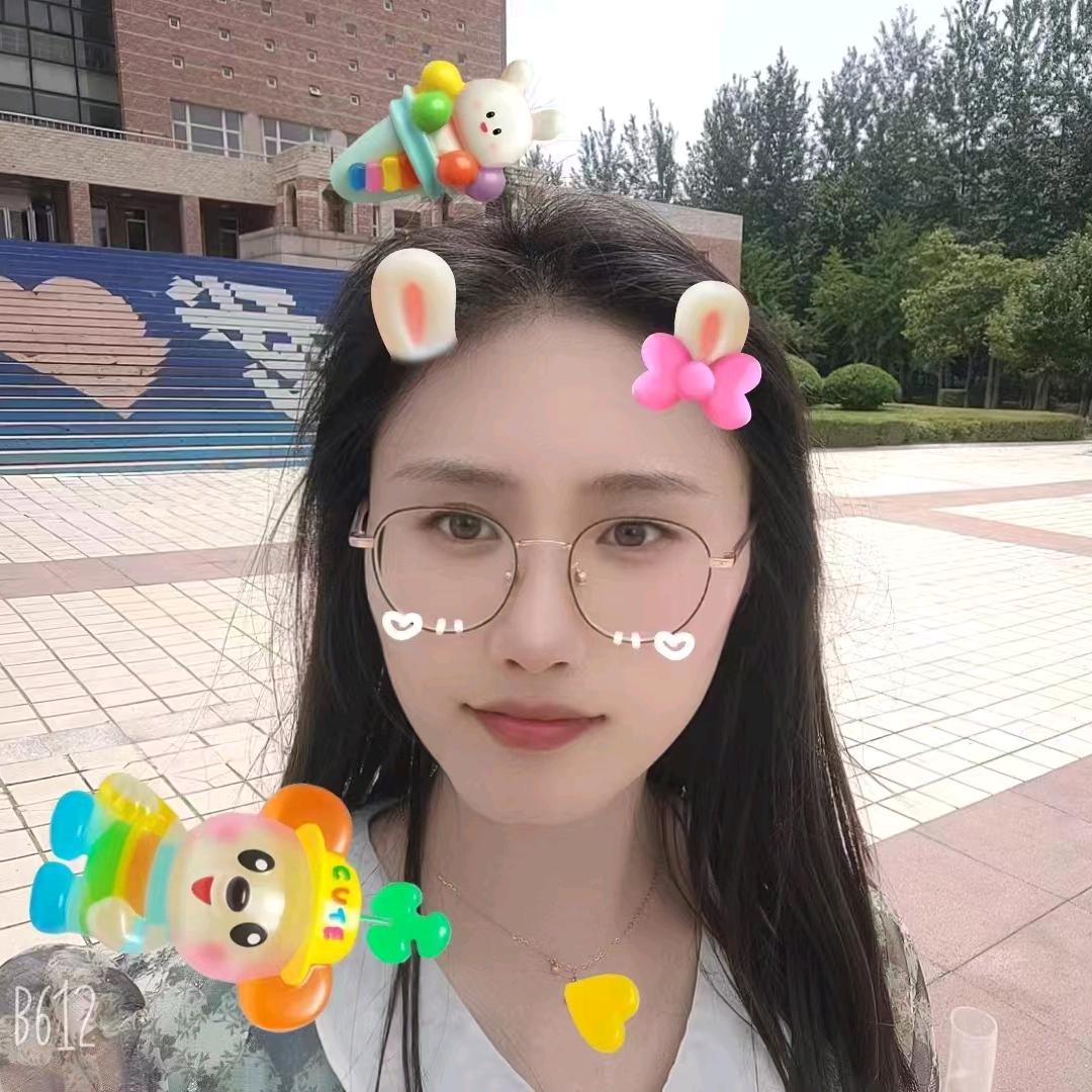 少年的猫咪在树上