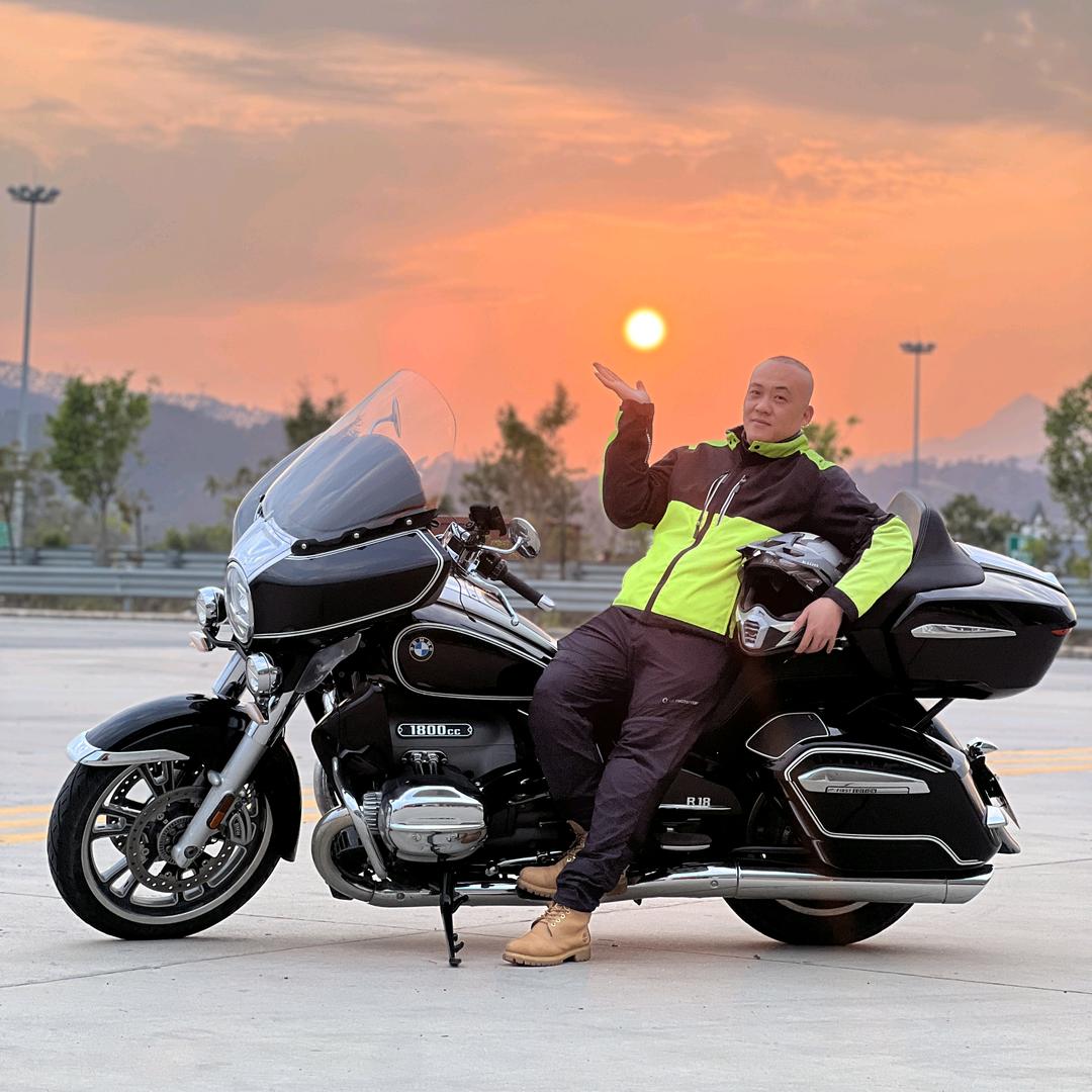 骑摩托车张教授