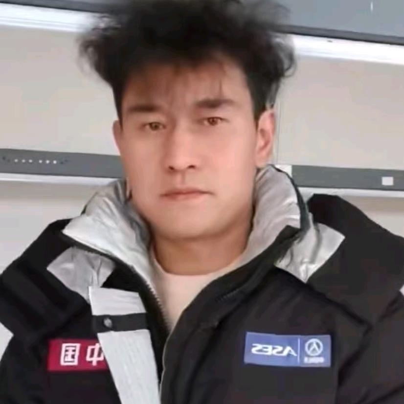 山鹰寂寞飞羽绒服