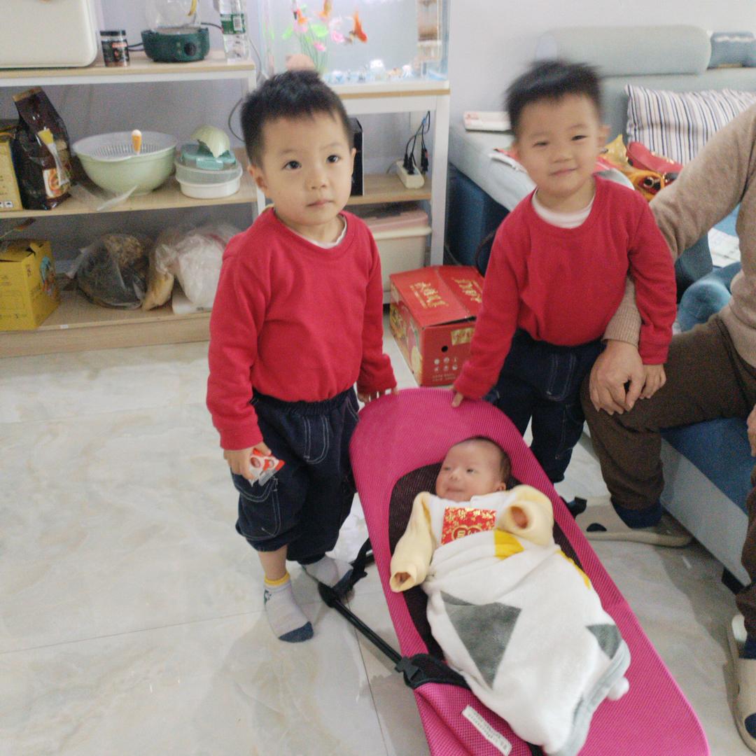 陪着孙辈们健康快乐成长