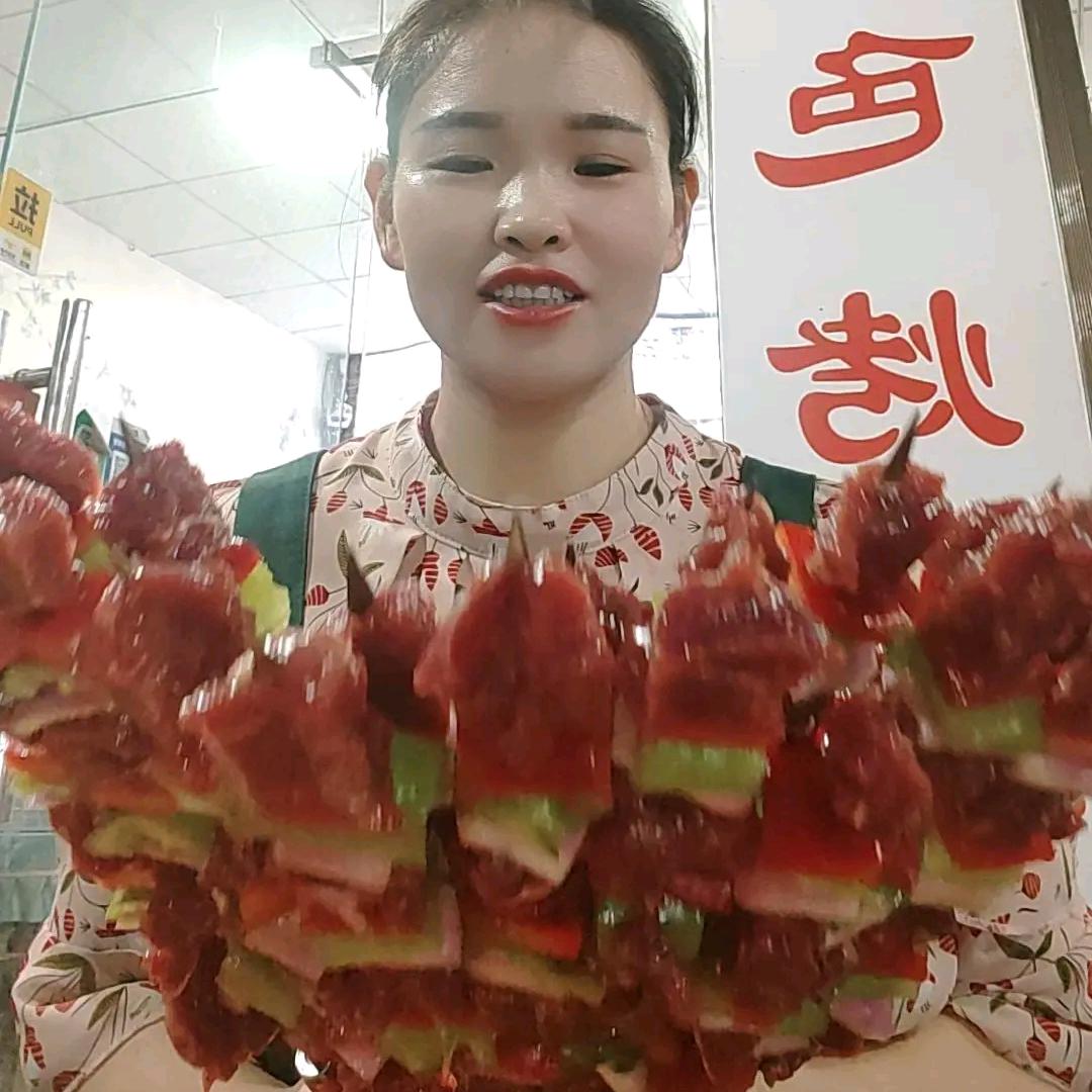溪碧山留一手烤鱼烧烤店老板娘