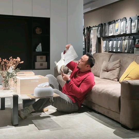 做窗帘的紫色先生