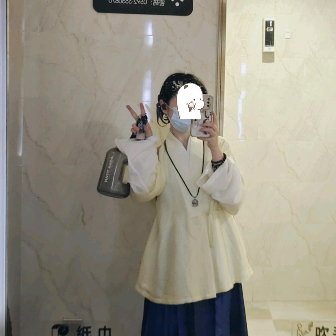 一只迷鹿撞倒兔