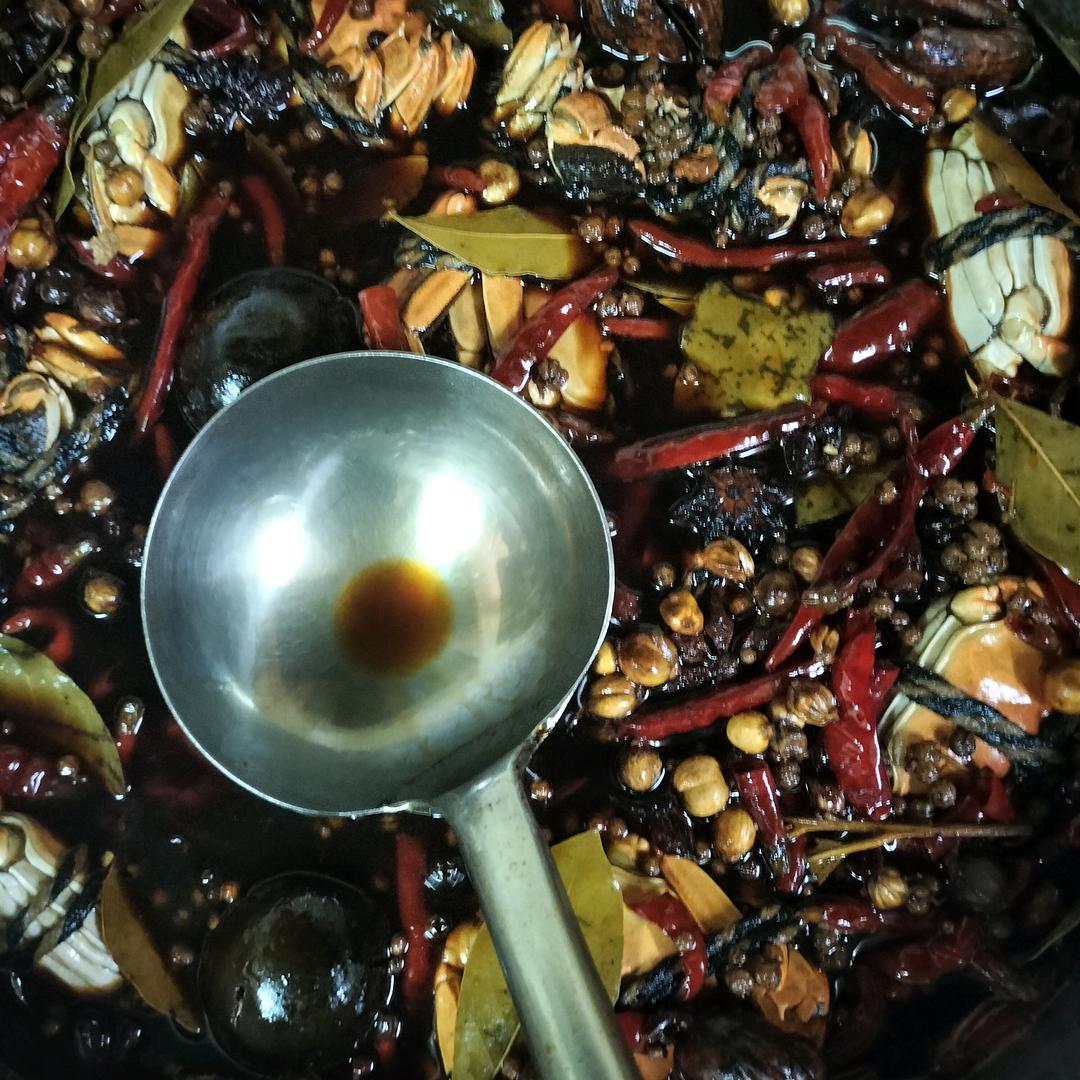 单亲爸爸卤螃蟹