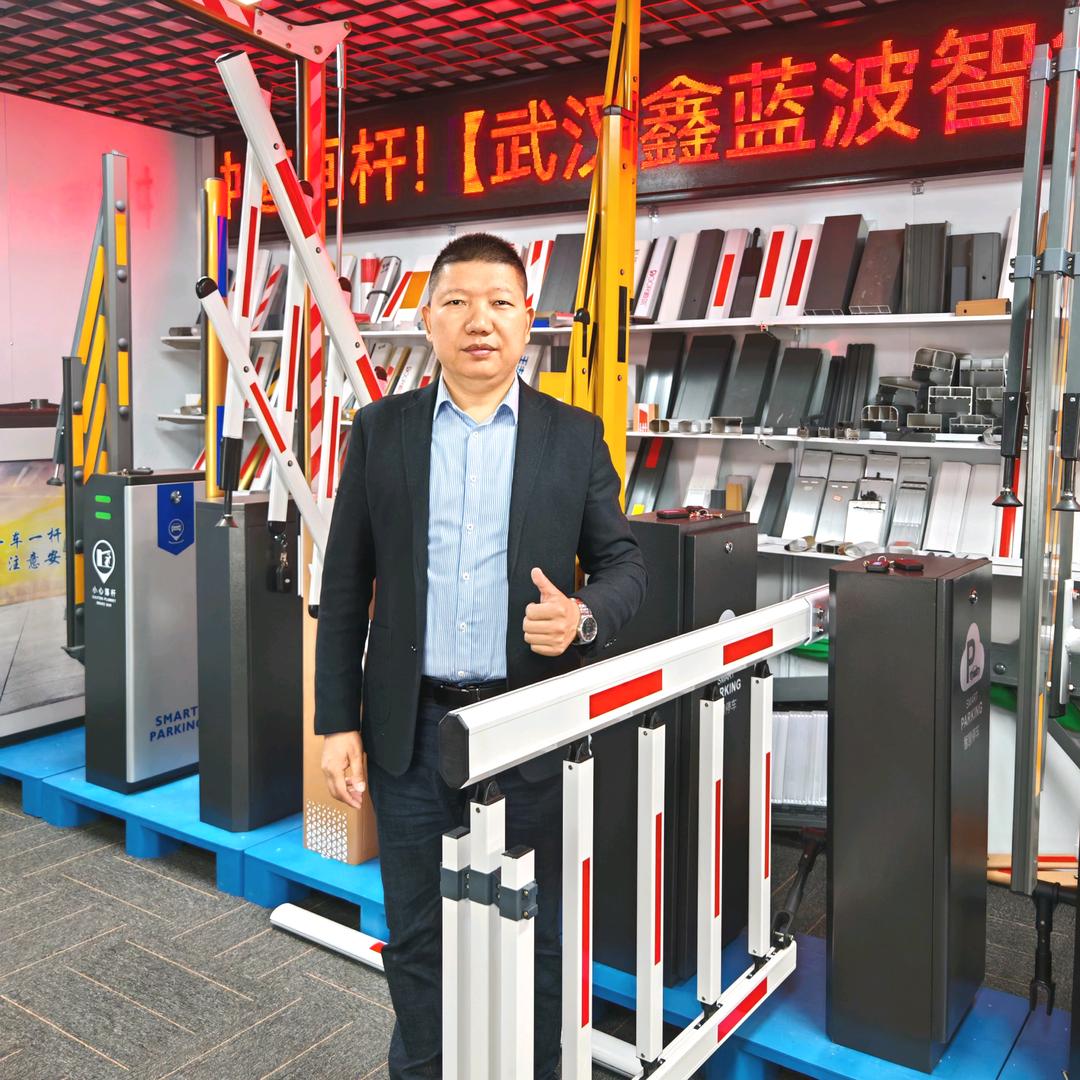 鑫蓝波老熊-车牌识别道闸杆