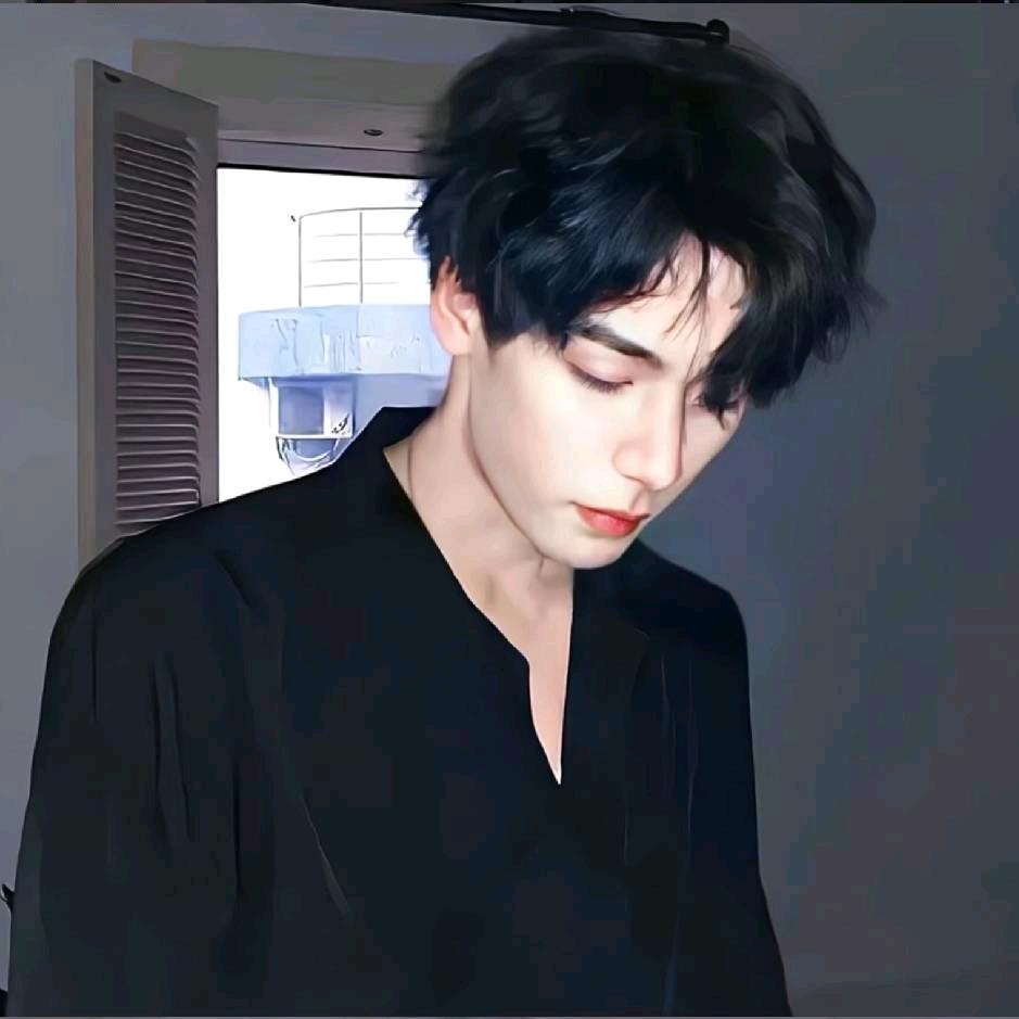 奔跑中的孩子没有伞