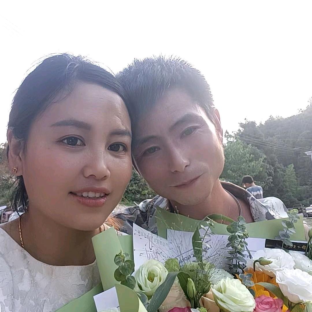 向锡平，农产品交易服务商。