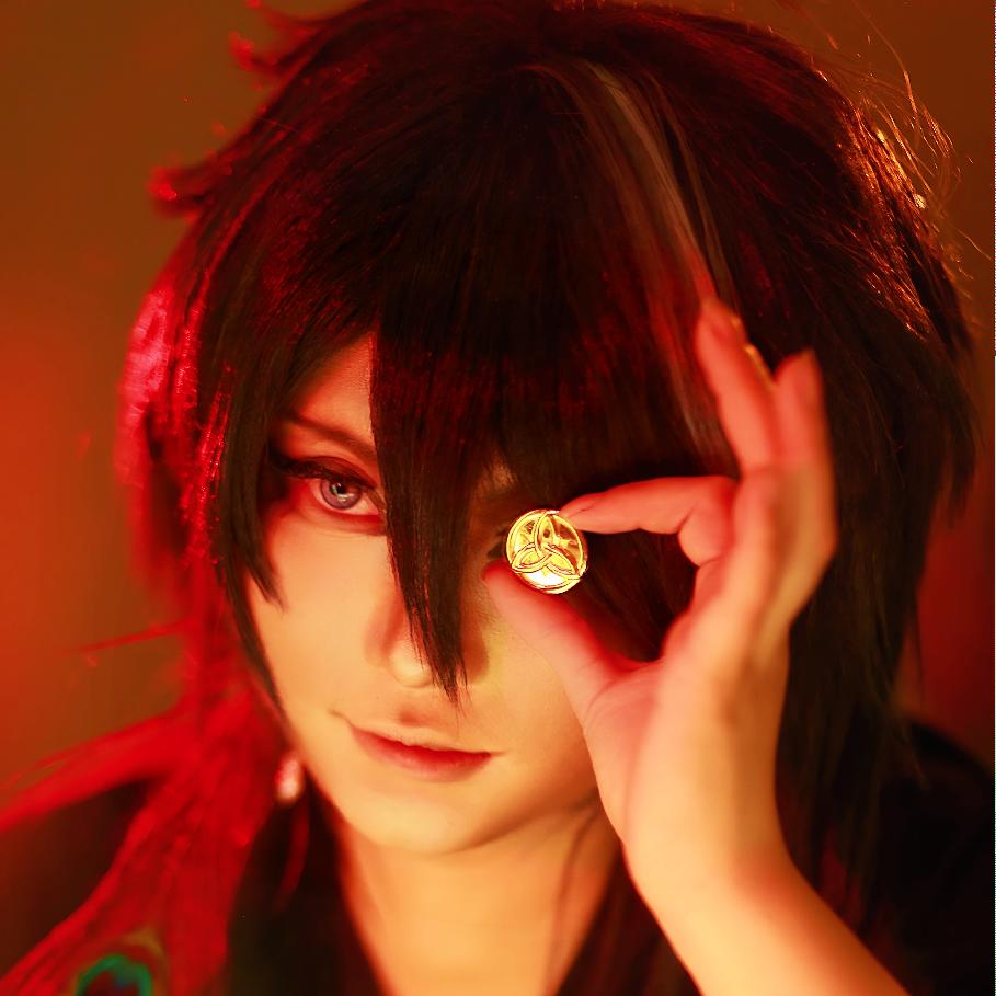 为什么假发盖住了我精心画的眼尾岂可修