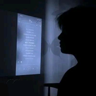 深夜路灯下的雪