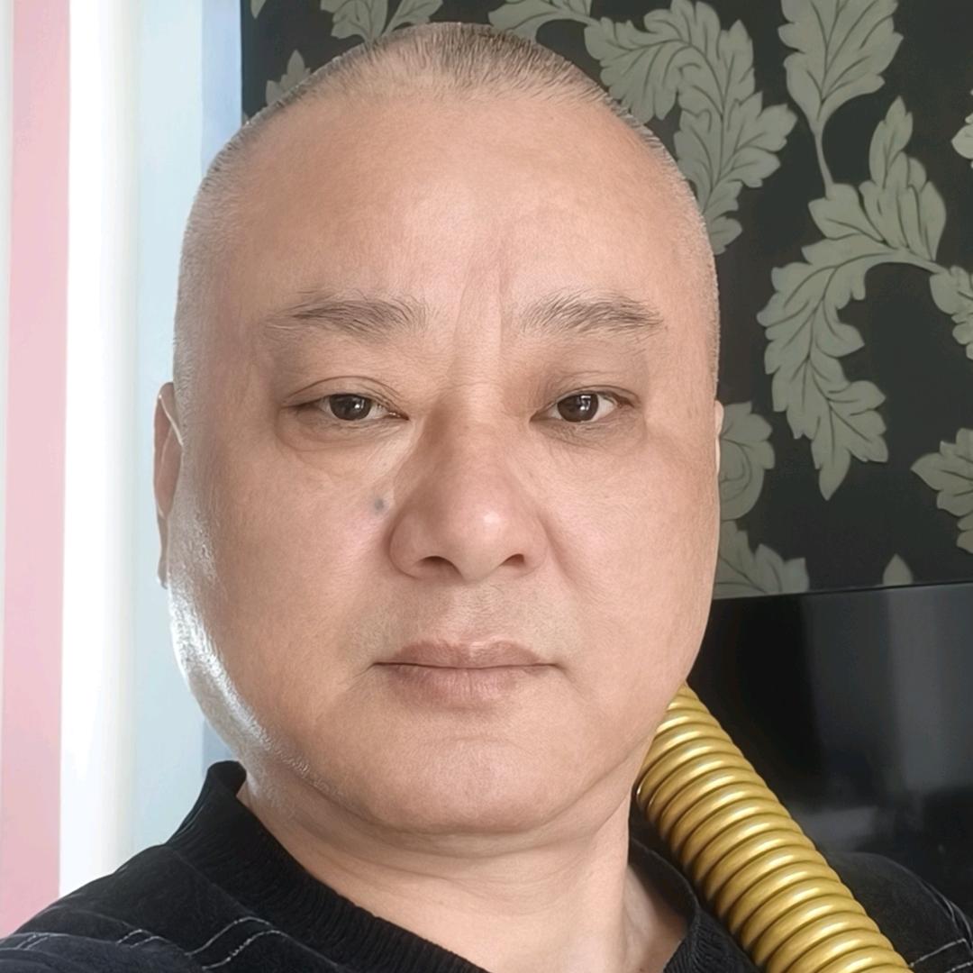 叫龙哥也行，水哥也好听
