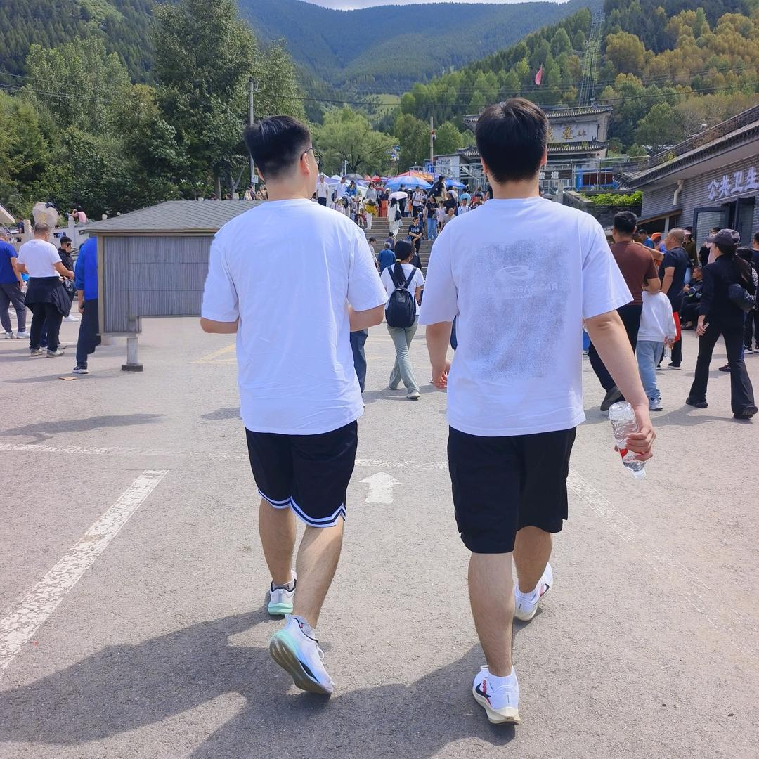 两个皮夹克