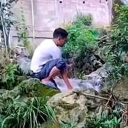 人丑话不多