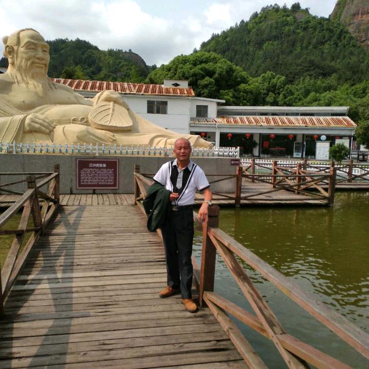 小河向东流