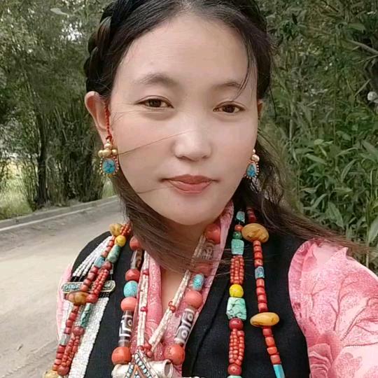 阳光下的姑娘