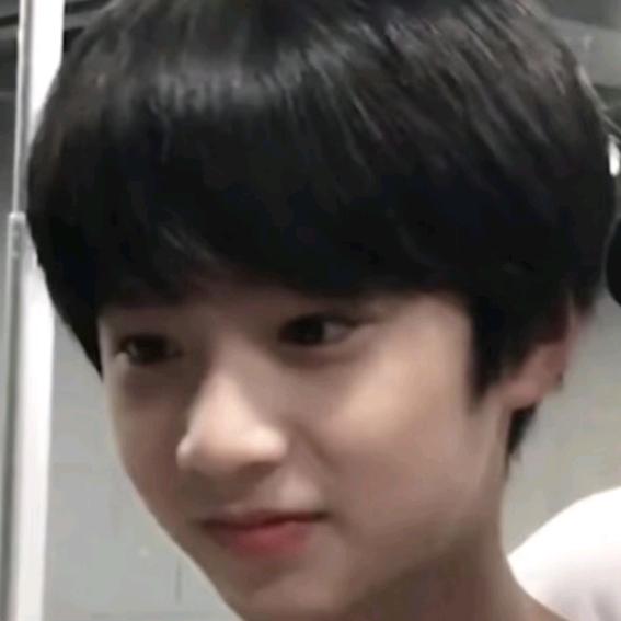 少了颗狗牙